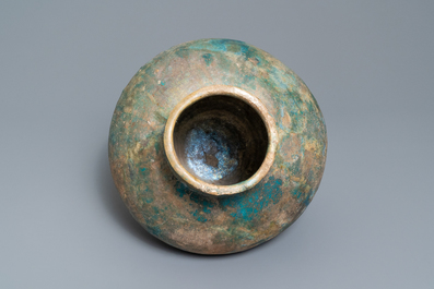 Un grand vase de forme globulaire &agrave; &eacute;mail turquoise, Kashan ou Raqqa, 15/16&egrave;me