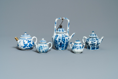 Vijf Chinese blauw-witte theepotten met deksels, Kangxi