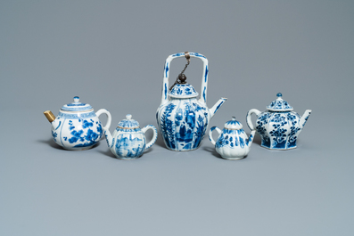 Cinq th&eacute;i&egrave;res en porcelaine de Chine en bleu et blanc, Kangxi