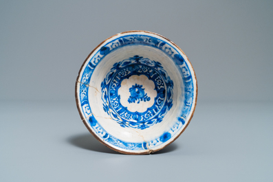 Een Perzische blauw-witte vaas, een kom en een bord, Syri&euml; en/of Iran, 18/19e eeuw