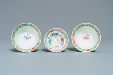Trois bols en porcelaine de Chine famille rose pour le march&eacute; Straits ou Peranakan, 19&egrave;me