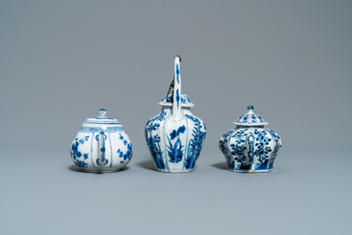 Vijf Chinese blauw-witte theepotten met deksels, Kangxi