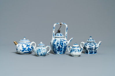 Cinq th&eacute;i&egrave;res en porcelaine de Chine en bleu et blanc, Kangxi