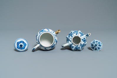 Cinq th&eacute;i&egrave;res en porcelaine de Chine en bleu et blanc, Kangxi