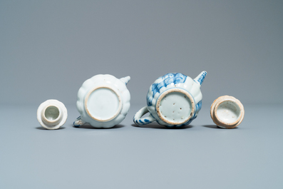 Cinq th&eacute;i&egrave;res en porcelaine de Chine en bleu et blanc, Kangxi