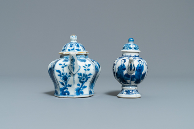 Cinq th&eacute;i&egrave;res en porcelaine de Chine en bleu et blanc &agrave; d&eacute;cor de longues dames, Kangxi