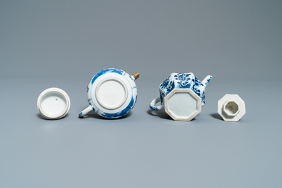 Cinq th&eacute;i&egrave;res en porcelaine de Chine en bleu et blanc, Kangxi