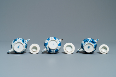 Cinq th&eacute;i&egrave;res en porcelaine de Chine en bleu et blanc &agrave; d&eacute;cor de longues dames, Kangxi
