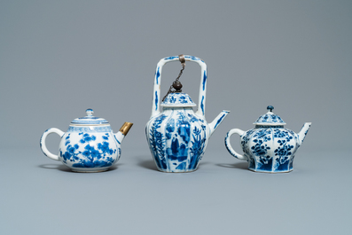 Vijf Chinese blauw-witte theepotten met deksels, Kangxi