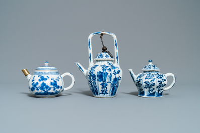 Vijf Chinese blauw-witte theepotten met deksels, Kangxi