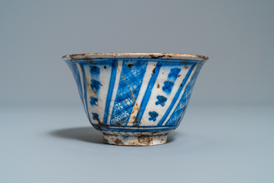 Un vase, un bol et un plat en c&eacute;ramique persane en bleu et blanc, Syrie et/ou Iran, 18/19&egrave;me