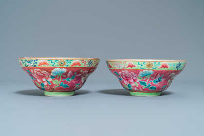 Une paire de bols en porcelaine de Chine famille rose pour le march&eacute; Straits ou Peranakan, 19&egrave;me
