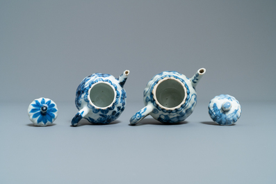 Vijf Chinese blauw-witte theepotten met deksels, Kangxi