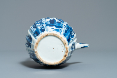 Cinq th&eacute;i&egrave;res en porcelaine de Chine en bleu et blanc, Kangxi