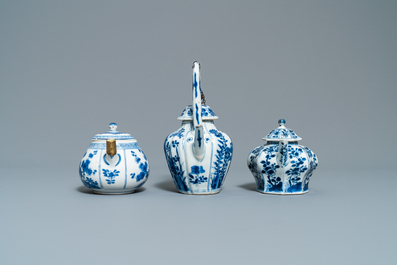 Cinq th&eacute;i&egrave;res en porcelaine de Chine en bleu et blanc, Kangxi