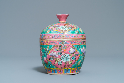 Un bol couvert de type 'chupu' en porcelaine de Chine famille rose pour le march&eacute; Straits ou Peranakan, 19&egrave;me