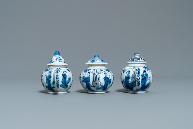 Vijf Chinese blauw-witte theepotten met Lange Lijzen, Kangxi
