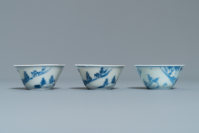 Huit tasses et soucoupes en porcelaine de Chine en bleu et blanc, Kangxi/Qianlong