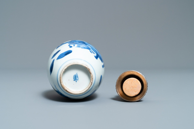 Une bo&icirc;te &agrave; th&eacute; en porcelaine de Chine en bleu et blanc &agrave; couvercle en argent, Kangxi