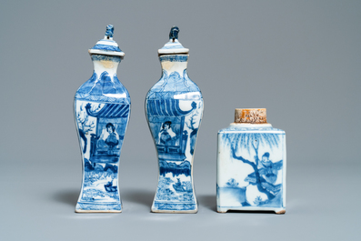Een paar vierkante Chinese blauw-witte dekselvaasjes en een theebus, Kangxi