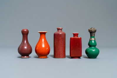 Dix-huit vases miniatures et tabati&egrave;res en porcelaine de Chine monochrome, 18/20&egrave;me