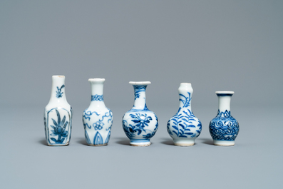 Quinze petits vases en porcelaine de Chine, Kangxi