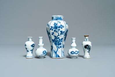 Quinze petits vases en porcelaine de Chine, Kangxi