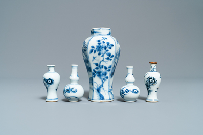 Quinze petits vases en porcelaine de Chine, Kangxi