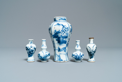 Quinze petits vases en porcelaine de Chine, Kangxi