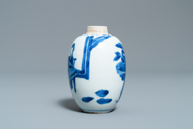 Une bo&icirc;te &agrave; th&eacute; en porcelaine de Chine en bleu et blanc &agrave; couvercle en argent, Kangxi