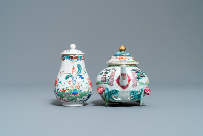 Deux th&eacute;i&egrave;res et une verseuse couverte en porcelaine de Chine famille, Yongzheng/Qianlong