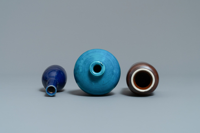 Dix-huit vases miniatures et tabati&egrave;res en porcelaine de Chine monochrome, 18/20&egrave;me