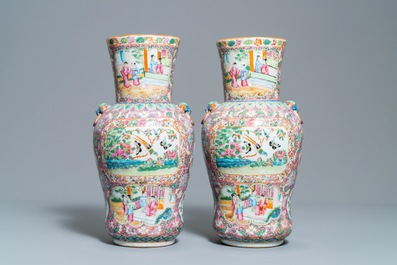 Une paire de vases en porcelaine de Chine famille rose, Canton, 19&egrave;me