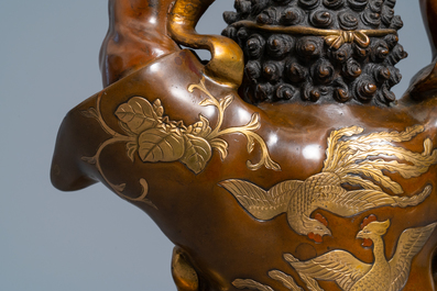 Een grote Japanse deels vergulde bronzen okimono van Benkei met wierookbrander, toegeschr. aan Miyao Eisuke, Meiji, ca. 1900