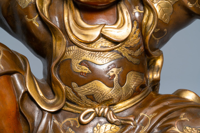 Un grand okimono en bronze dor&eacute; figurant un okimono de Benkei portant un koro ou br&ucirc;le-parfum, Japon, attr. &agrave; Miyao Eisuke, Meiji, vers 1900
