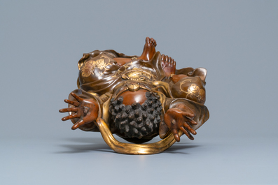 Un grand okimono en bronze dor&eacute; figurant un okimono de Benkei portant un koro ou br&ucirc;le-parfum, Japon, attr. &agrave; Miyao Eisuke, Meiji, vers 1900