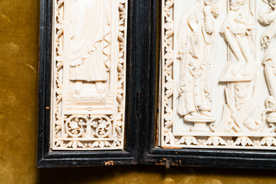 Une triptyque en ivoire sculpt&eacute; &agrave; d&eacute;cor de 'La Crucifixion', prob. Dieppe, France, 19&egrave;me