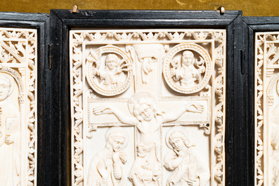 Une triptyque en ivoire sculpt&eacute; &agrave; d&eacute;cor de 'La Crucifixion', prob. Dieppe, France, 19&egrave;me