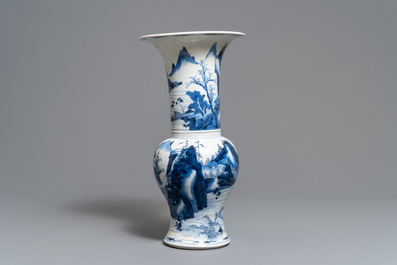Een Chinese blauw-witte yenyen vaas met figuren in een landschap, Kangxi