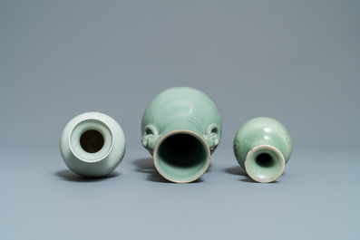 Trois vases en porcelaine de Chine c&eacute;ladon monochrome, 19/20&egrave;me