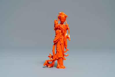 A Chinese carved coral figure of a lady with lingzhi, 19/20th C.