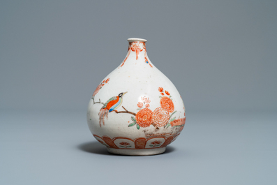 Un vase en porcelaine de Japon surd&eacute;cor&eacute; aux Pays-Bas dans le style Kakiemon, Edo, 17/18&egrave;me