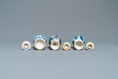 Cinq vases en porcelaine de Chine en bleu et blanc dont un surd&eacute;cor&eacute;, Kangxi