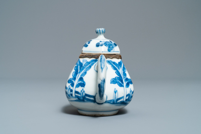 Drie Chinese blauw-witte vaasjes en een theepot met zilveren monturen, Kangxi