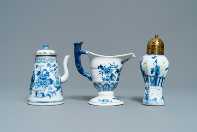 Trois verseuses, une th&eacute;i&egrave;re et un vase &agrave; monture en m&eacute;tal en porcelaine de Chine en bleu et blanc, Kangxi/Qianlong