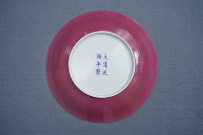 Een fijn Chinees 'ruby back' bord met ijzerrood en verguld drakendecor, Guangxu merk en periode