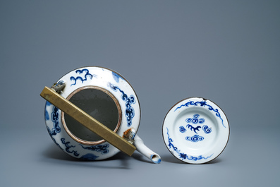 Une grande th&eacute;i&egrave;re en porcelaine de Chine 'Bleu de Hue' pour le Vietnam &agrave; d&eacute;cor de kylins, 19&egrave;me