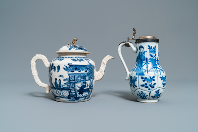 Drie Chinese blauw-witte kannen, een theepot en een vaas met montuur, Kangxi/Qianlong