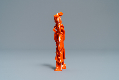 A Chinese carved coral figure of a lady with lingzhi, 19/20th C.