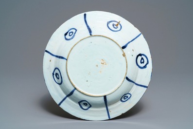 Deux assiettes et un plat en fa&iuml;ence de Delft en bleu et blanc &agrave; d&eacute;cor de chinoiserie, 17/18&egrave;me